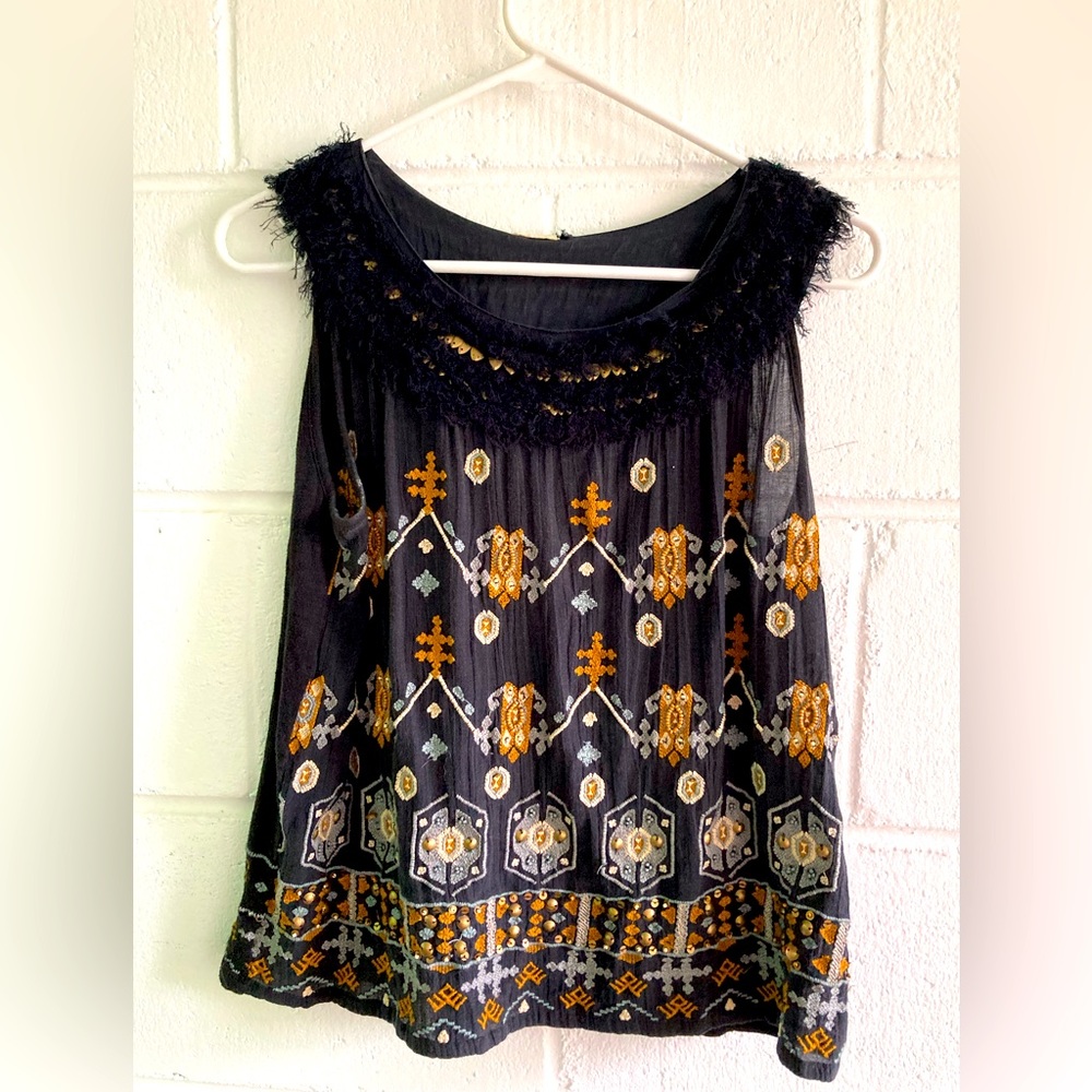 Anthropologie sleeveless top w/fringed neckline,